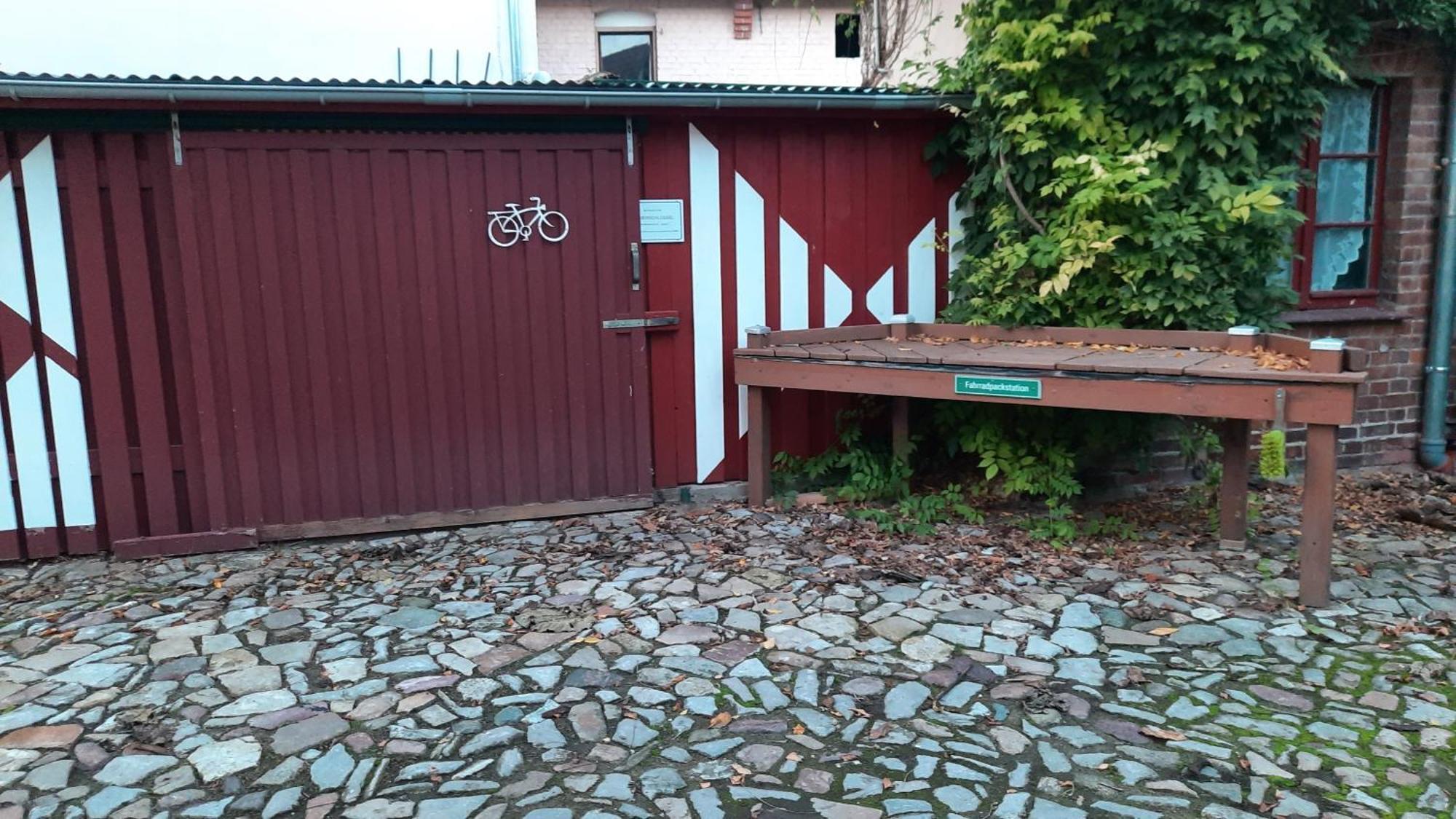 Hotel Garni & Oma'S Heuhotel 'Pension Zur Galerie' Barby Exterior foto